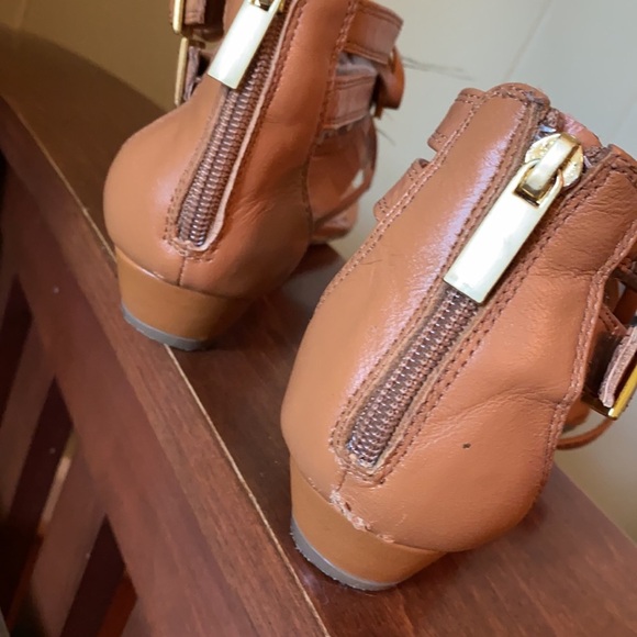 Gorgeous Boho-Chic Pour La Victoire Leather Sandals with Feathers - Picture 5 of 8